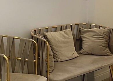 Элегантные кресла и подушки в Marianna.Lash Brow, İstanbul, İstanbul, TR.