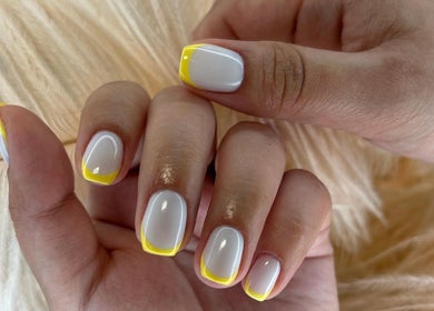 طلاء أظافر أنيق بأطراف صفراء في The Beauty Studio, لوسيل, بلدية الضعاين, QA.