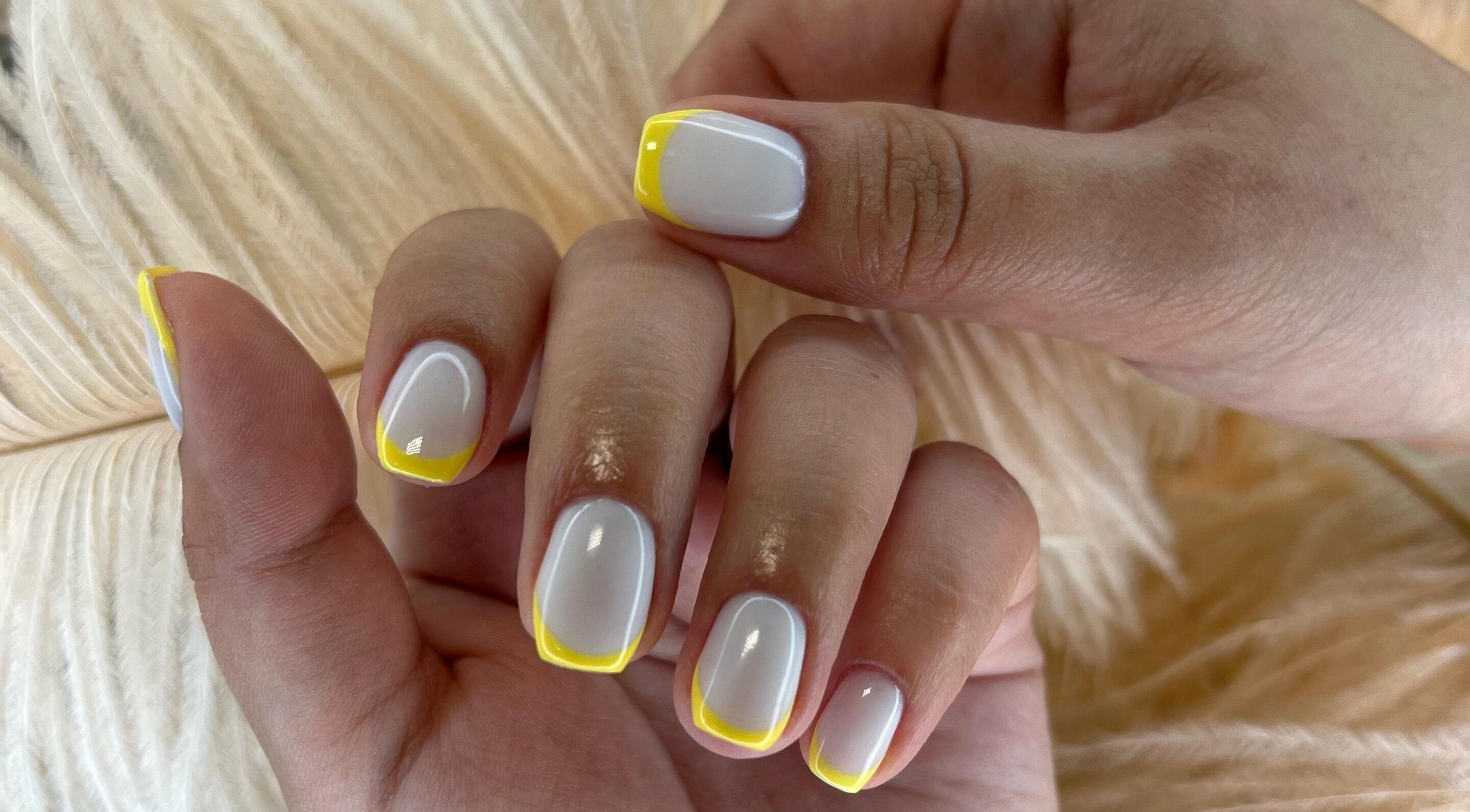 طلاء أظافر أنيق بأطراف صفراء في The Beauty Studio, لوسيل, بلدية الضعاين, QA.