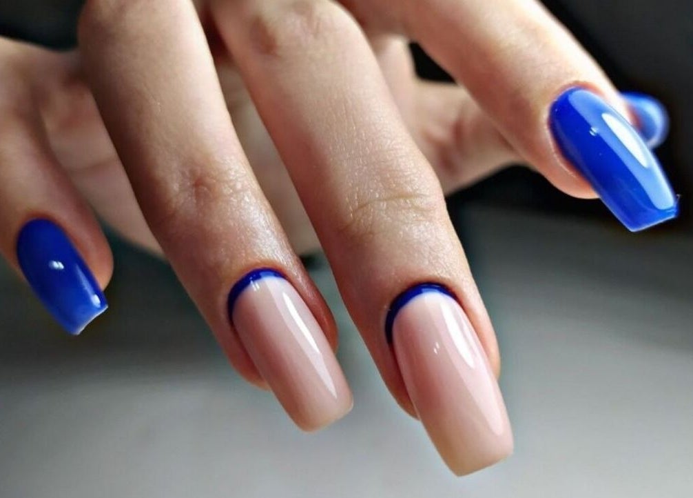 تصميم أظافر مذهل في The Beauty Studio، لوسيل، بلدية الضعاين، QA يظهر أظافر بلون أزرق لامع.