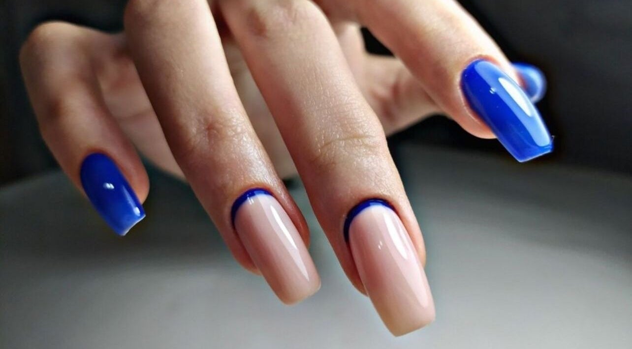 تصميم أظافر مذهل في The Beauty Studio، لوسيل، بلدية الضعاين، QA يظهر أظافر بلون أزرق لامع.