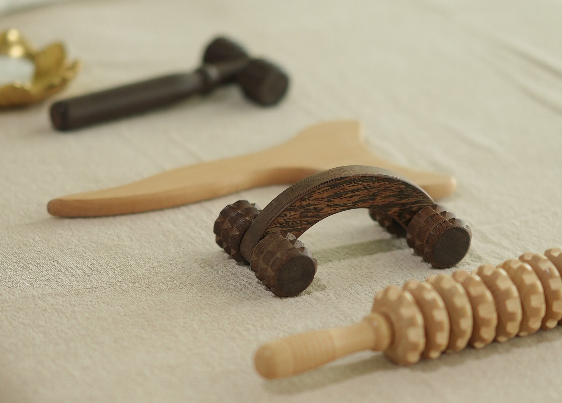 أدوات مساج خشبية في The Beauty Studio، لوسيل, بلدية الضعاين, QA، لتعزيز الاسترخاء والجمال الطبيعي.