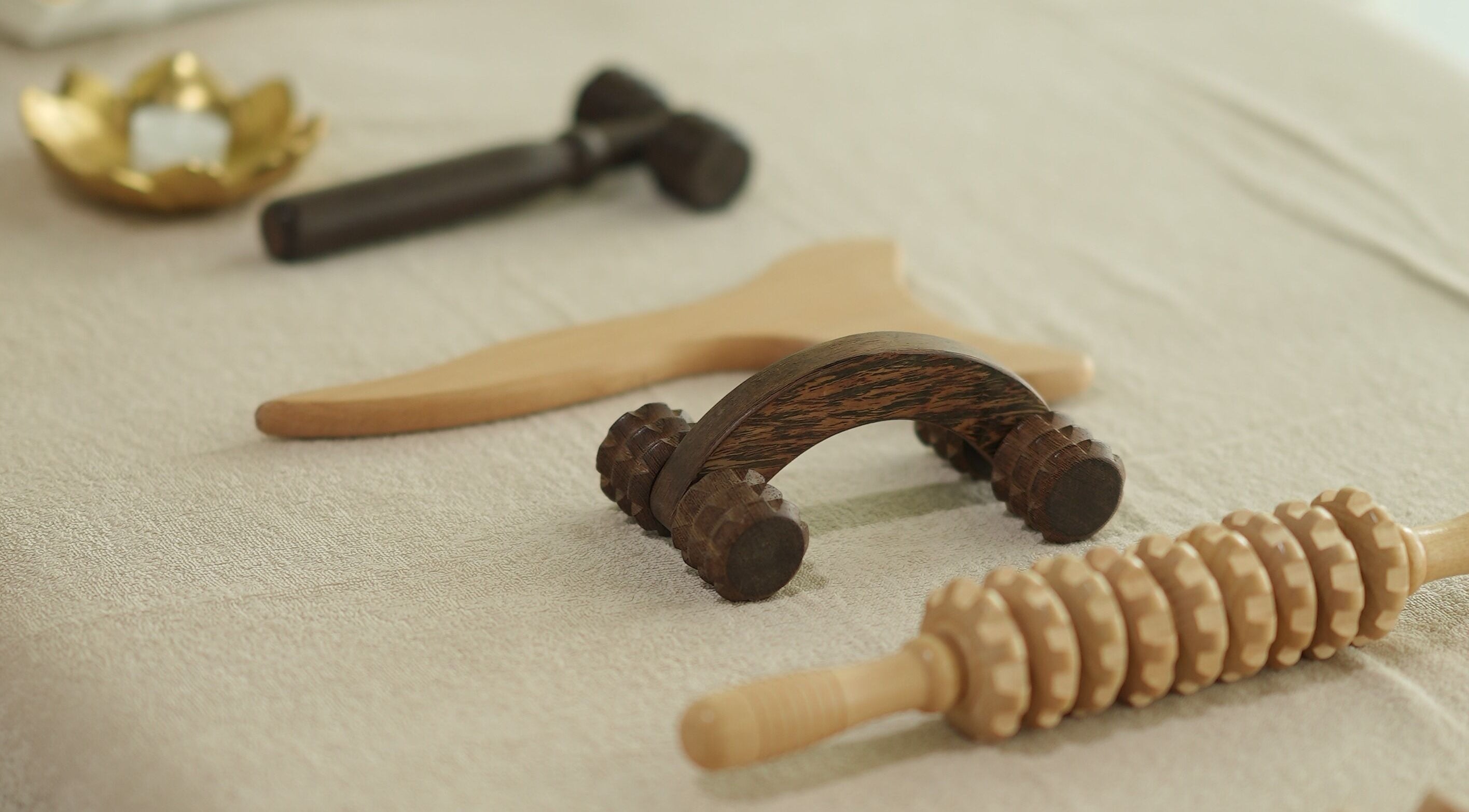 أدوات مساج خشبية في The Beauty Studio، لوسيل, بلدية الضعاين, QA، لتعزيز الاسترخاء والجمال الطبيعي.