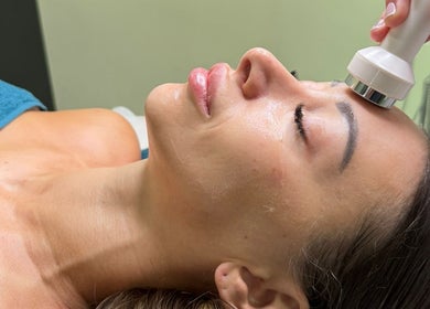 جلسة علاج البشرة في The Beauty Studio، لوسيل، بلدية الضعاين، QA باستخدام تقنية متقدمة للعناية بالبشرة.