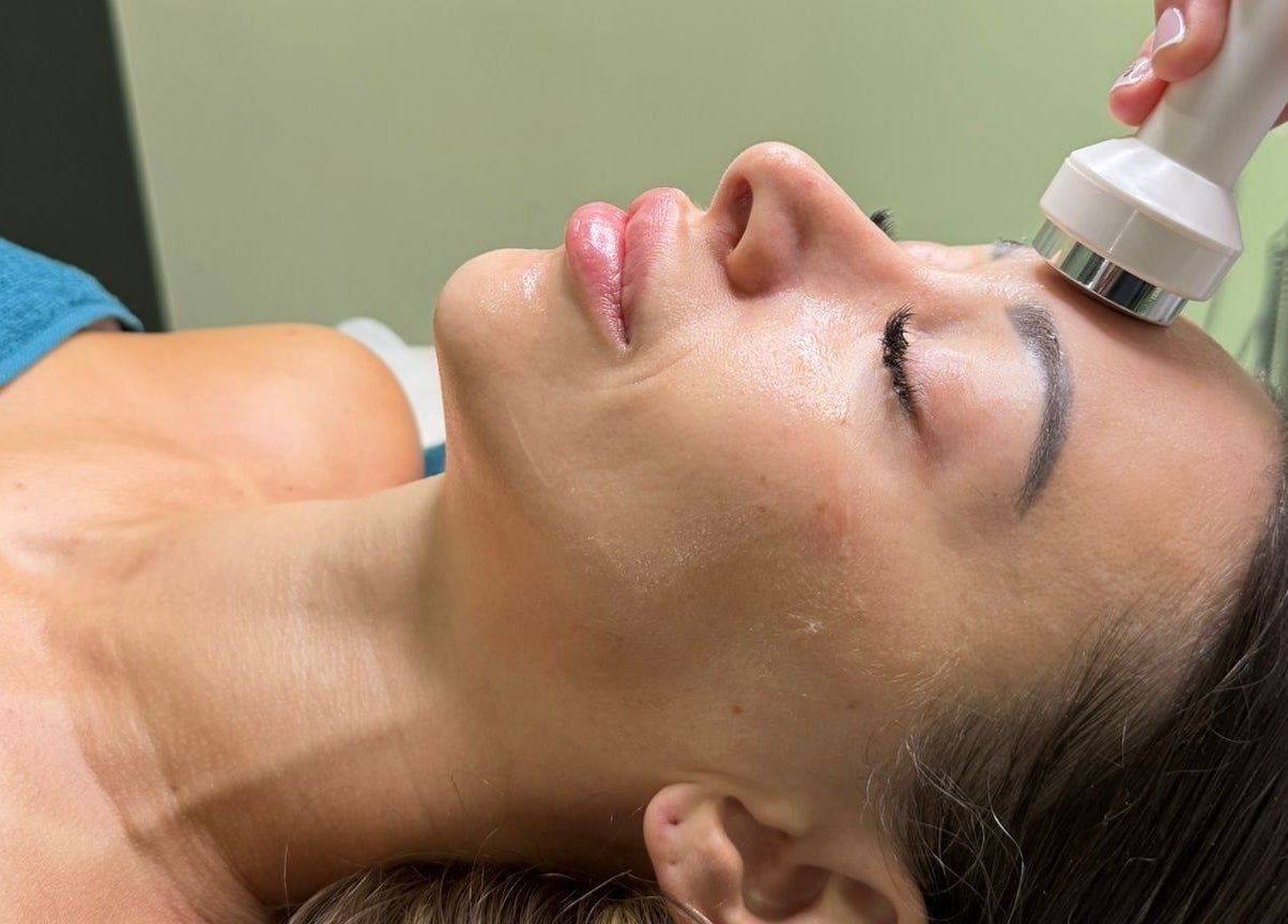 جلسة علاج البشرة في The Beauty Studio، لوسيل، بلدية الضعاين، QA باستخدام تقنية متقدمة للعناية بالبشرة.