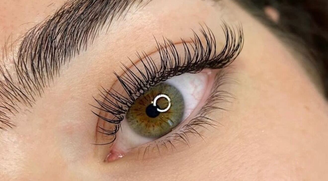 Pestañas largas en Madu Lash Studio, Moorooka, Queensland, AU, mejorando la belleza natural.