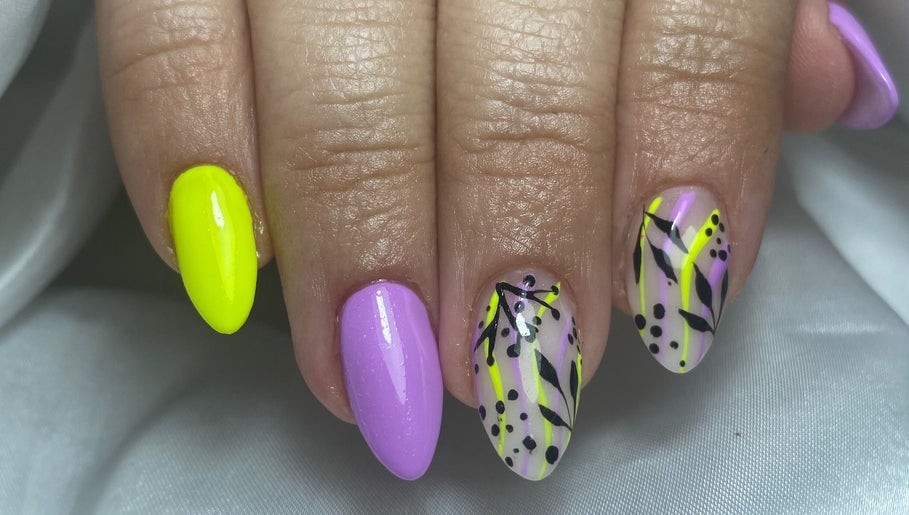 Design de unhas vibrantes em Qcor Estética, Carreira, Porto, PT, destaca cores e criatividade.