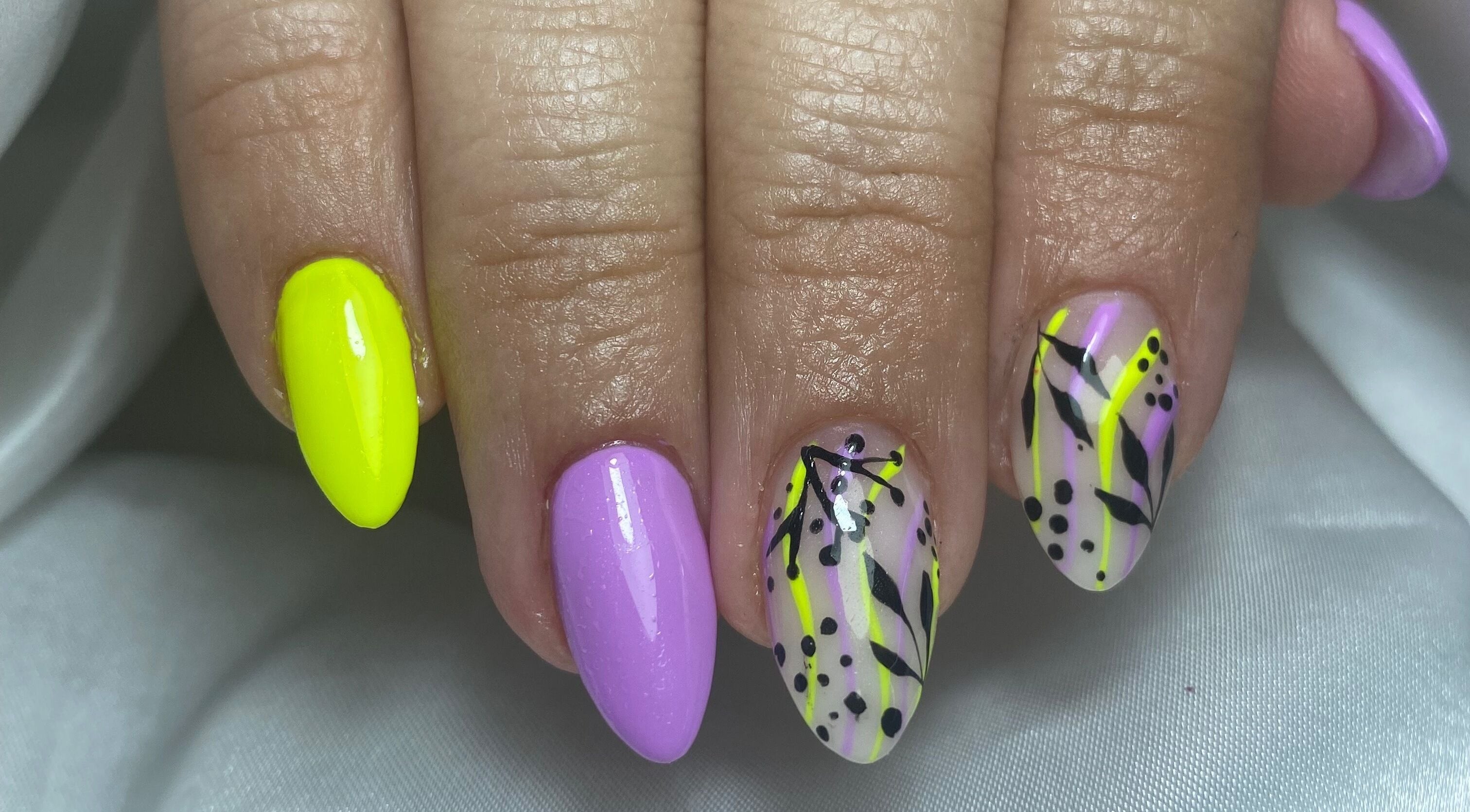 Design de unhas vibrantes em Qcor Estética, Carreira, Porto, PT, destaca cores e criatividade.