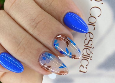Arte de unhas vibrante em azul e floral no salão Qcor Estética, Carreira, Porto, PT.