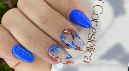 Arte de unhas vibrante em azul e floral no salão Qcor Estética, Carreira, Porto, PT.
