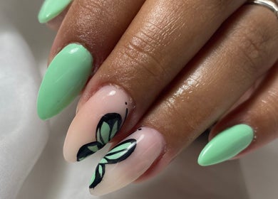 Manicure artística em Qcor Estética, Carreira, Porto, PT, com tons de verde e desenho de borboleta.