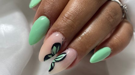 Manicure artística em Qcor Estética, Carreira, Porto, PT, com tons de verde e desenho de borboleta.
