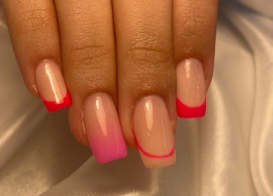 Unhas brilhantes rosa em Qcor Estética, Carreira, Porto, PT, destacando beleza e estilo.