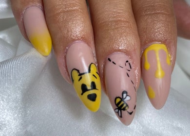 Arte de unhas com tema de abelha e ursinho na Qcor Estética, Carreira, Porto, PT.