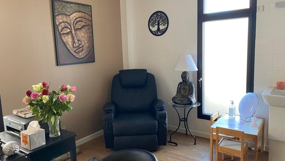 Salle zen de Sophrologue-Hypnose Morote Celine à Beauvais, Hauts-de-France, FR, avec fauteuil et déco paisible.