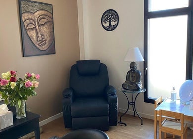 Salle zen de Sophrologue-Hypnose Morote Celine à Beauvais, Hauts-de-France, FR, avec fauteuil et déco paisible.