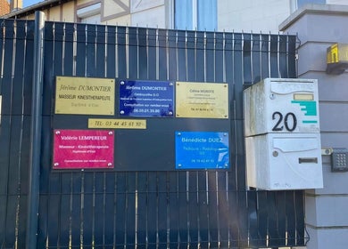 Porte d'entrée de Sophrologue-Hypnose Morote Celine à Beauvais, Hauts-de-france, FR, avec des plaques professionnelles.