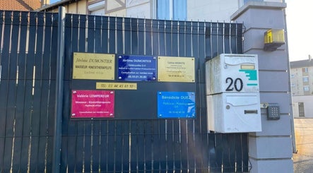 Porte d'entrée de Sophrologue-Hypnose Morote Celine à Beauvais, Hauts-de-france, FR, avec des plaques professionnelles.