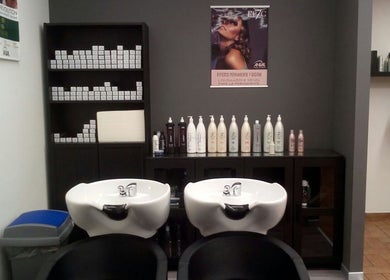 Postazione lavaggio capelli al salone Fashion Colorist a Poviglio, Emilia-romagna, IT.