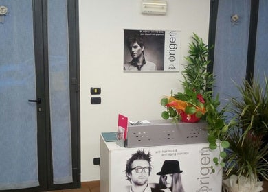Reception di Fashion Colorist a Poviglio, Emilia-romagna, IT con piante e poster stiloso.