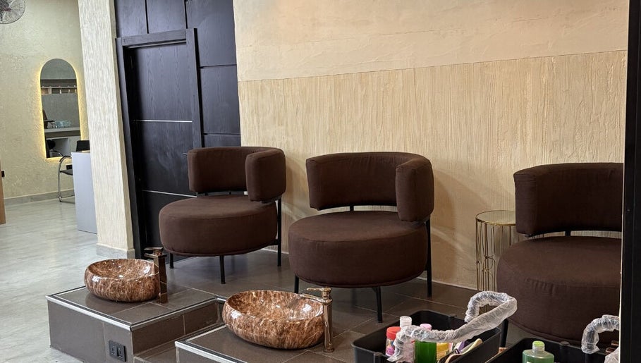 Lunaura Spa and Salon image 1