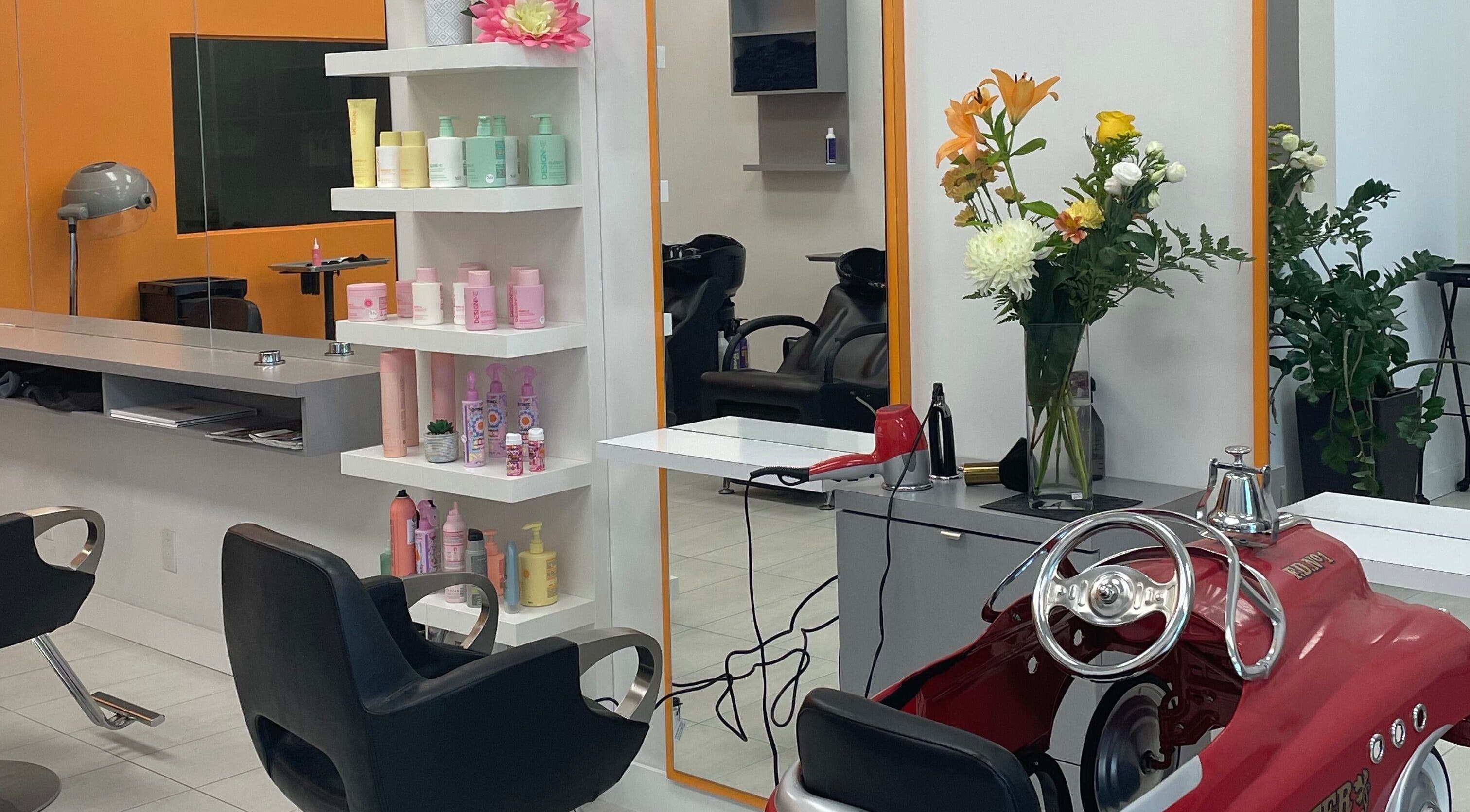 Intérieur moderne du salon Marie Coiffe, Montréal, Québec, CA avec équipements de coiffure.