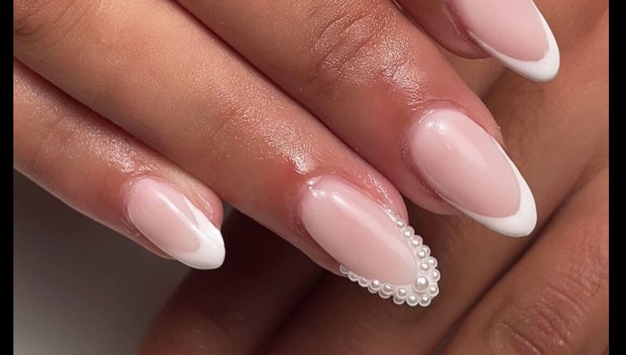 Manucure élégante avec perles chez Beauty Addictt, Fontaine, Auvergne-rhône-alpes, FR.