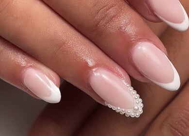 Manucure élégante avec perles chez Beauty Addictt, Fontaine, Auvergne-rhône-alpes, FR.