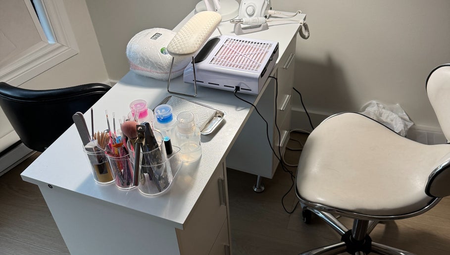 Modern nail station at Lilac Nails | Ongles de Lilas in Montréal, Québec, CA with tools and equipment.