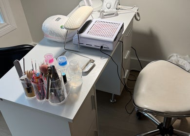 Modern nail station at Lilac Nails | Ongles de Lilas in Montréal, Québec, CA with tools and equipment.