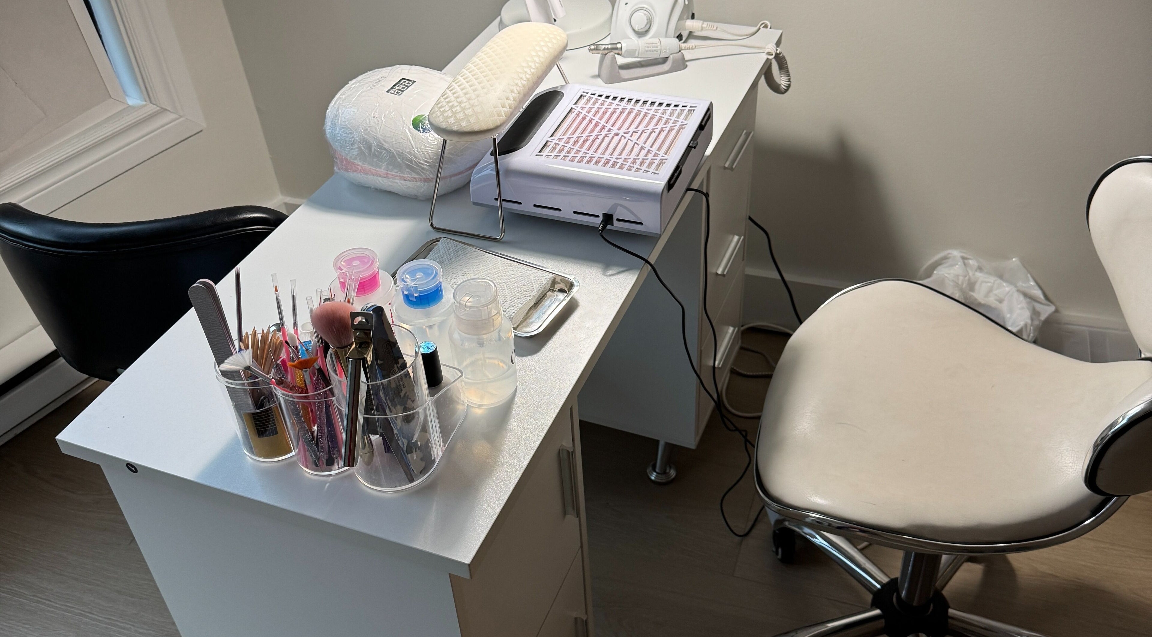 Modern nail station at Lilac Nails | Ongles de Lilas in Montréal, Québec, CA with tools and equipment.