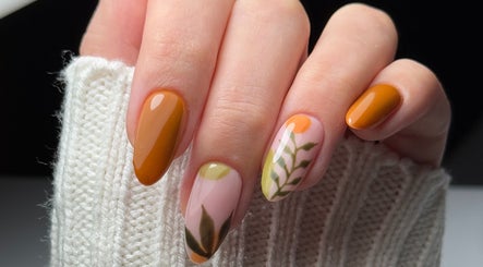 Stylish autumn leaf nail art at Lilac Nails | Ongles de Lilas, Montréal, Québec, CA.