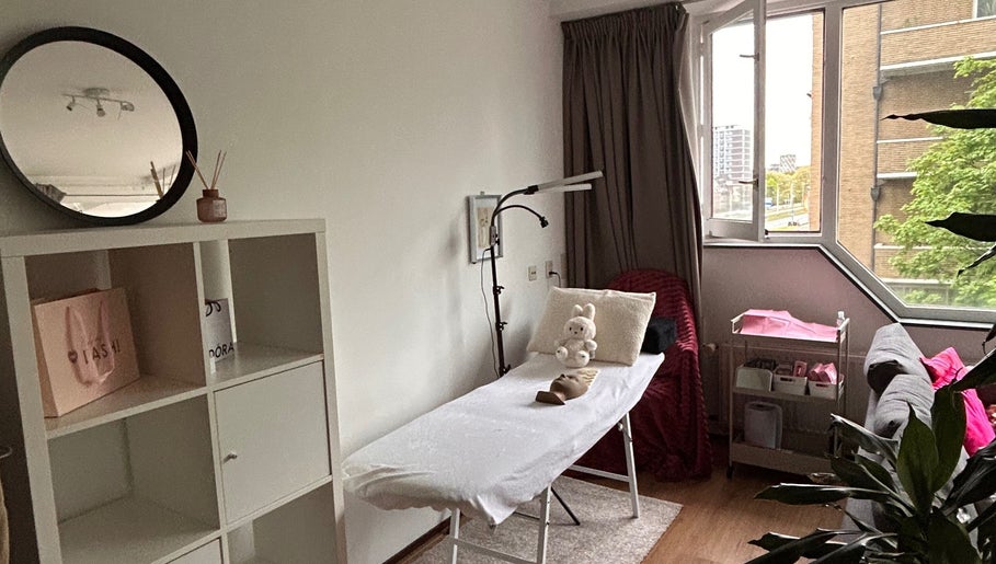 Relaxing wellness space at Aesthetics by Maze in Rotterdam, Zuid-Holland, NL, with a treatment bed and decor.