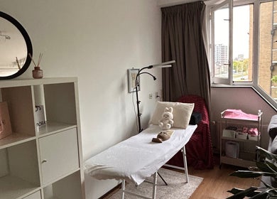 Relaxing wellness space at Aesthetics by Maze in Rotterdam, Zuid-Holland, NL, with a treatment bed and decor.