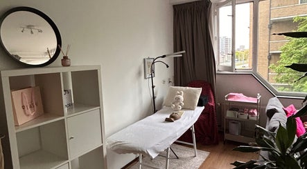 Relaxing wellness space at Aesthetics by Maze in Rotterdam, Zuid-Holland, NL, with a treatment bed and decor.