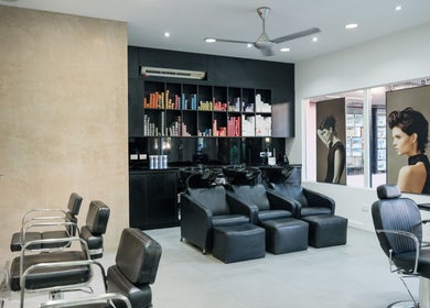 Interior moderno del salón Salon Bruno en Las Terrenas, Samaná, DO, mostrando sillas de estilista elegantes.