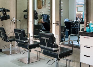 Interior moderno de Salon Bruno en Las Terrenas, Samaná, DO, con estaciones de trabajo elegantes.