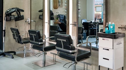Interior moderno de Salon Bruno en Las Terrenas, Samaná, DO, con estaciones de trabajo elegantes.