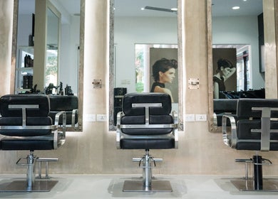 Interior del salón con sillas negras y espejos en Salon Bruno, Las Terrenas, Samaná, DO.