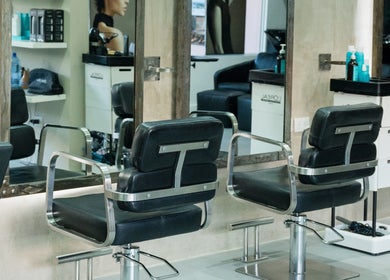 Interior moderno de Salon Bruno en Las Terrenas, Samaná, DO con cómodas sillas para estilistas.