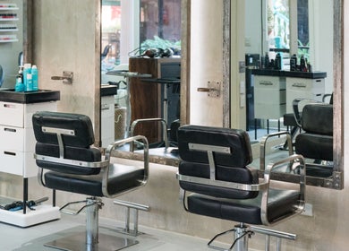Sillas modernas en el interior de Salon Bruno en Las Terrenas, Samaná, DO, ofreciendo comodidad y estilo.