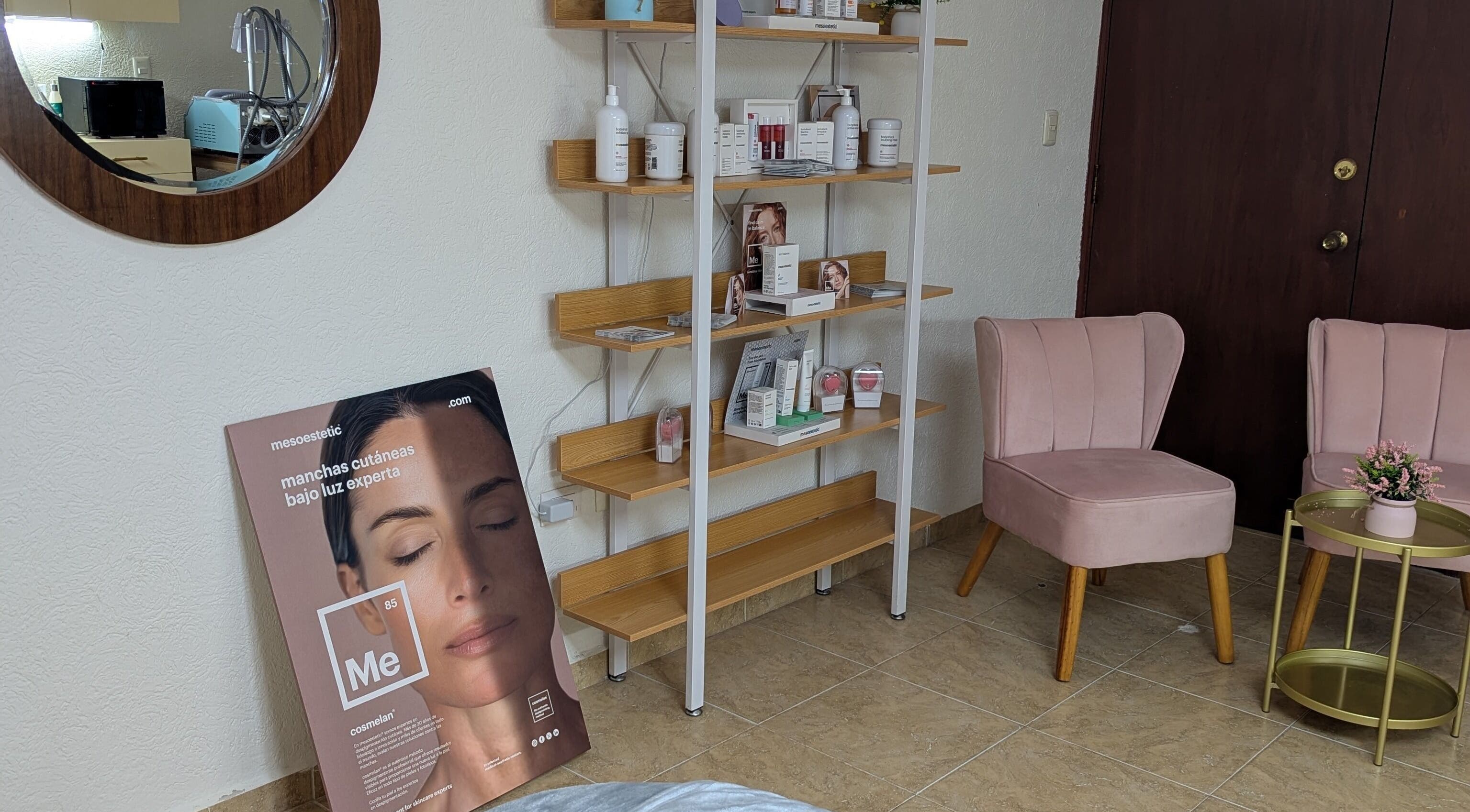 Espacio acogedor en Glow to Go, Mérida, Yucatán, MX. Sillas y estantería con productos de belleza.