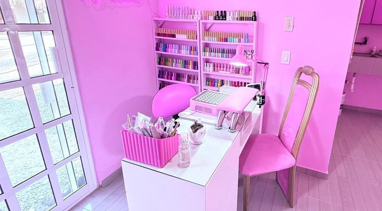 Estación de manicura rosa en Loshesalón&spa, La Paz, Baja California Sur, MX, con amplia gama de esmaltes.