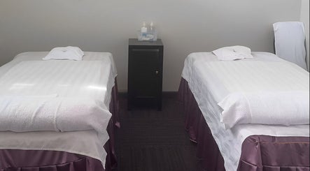 Asian Red Massage image 2