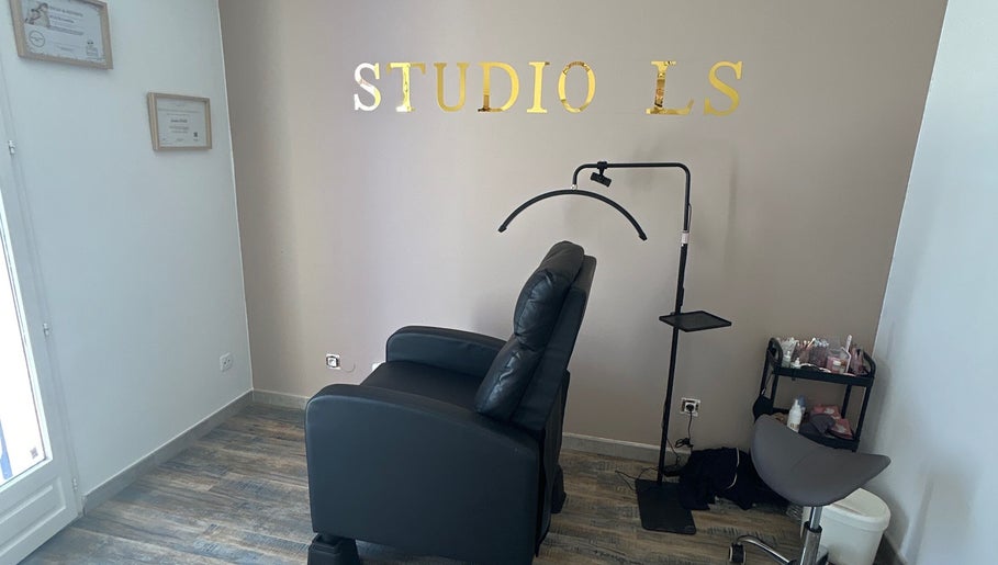 Espace beauté Studio LS à Bize-minervois, Occitanie, FR avec fauteuil noir confortable et décor élégant.