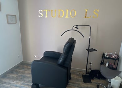 Espace beauté Studio LS à Bize-minervois, Occitanie, FR avec fauteuil noir confortable et décor élégant.