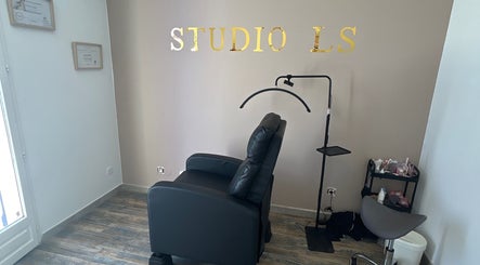 Espace beauté Studio LS à Bize-minervois, Occitanie, FR avec fauteuil noir confortable et décor élégant.