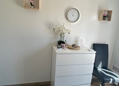 Espace accueillant chez Studio LS, Bize-minervois, Occitanie, FR. Décoration minimaliste avec chaise et commode blanche.