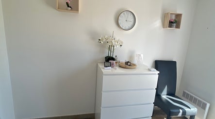 Espace accueillant chez Studio LS, Bize-minervois, Occitanie, FR. Décoration minimaliste avec chaise et commode blanche.