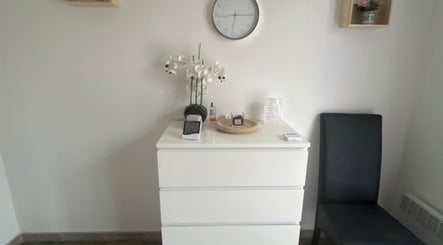 Coin tranquille avec horloge et fleurs chez Studio LS, Bize-minervois, Occitanie, FR.